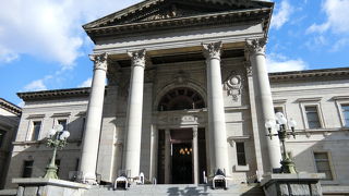 ギリシャ神殿のような建物