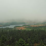 遠くに八幡沼と八幡平