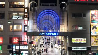 幅が広く、歩きやすい商店通り