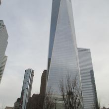 西にある、リバティストリートから見上げています