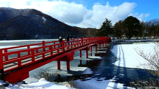 大沼のほとりに建つ神社．余り混雑しないので初詣には良い．