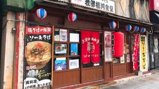 どこか懐かしいノスタルジックな店内！お箸で簡単にほろほろと崩れるソーキが美味しい♪