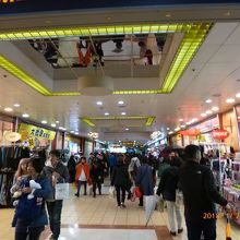 多くの通行客。