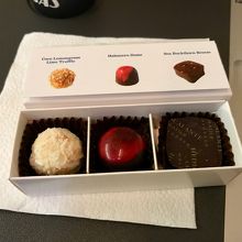 行きの欧州線でのチョコレート。行きと帰りで中身が違いました。