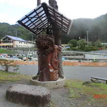 川向こうにある