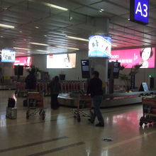 杭州空港国際線のバゲージクレーム、薄暗く陰気な感じ