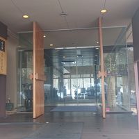 時の宿すみれの玄関。女将さんが笑顔でお出迎えしてくれます。