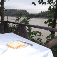 朝食はメコン川沿いのレストラン。勿論無料。ABFかラオ料理