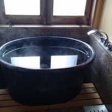 溜め式の温泉半露天風呂。Bタイプは陶器の浴槽でした。