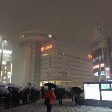 雪の日、大宮駅の外はすごい長蛇の列でした。