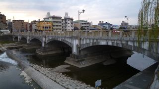橋を渡って京都駅へ