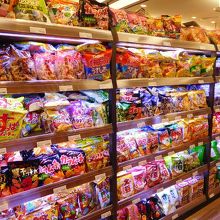 日本の食料品がたくさん並んでました。スナック菓子がいっぱい！