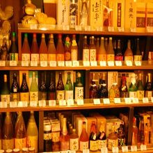 日本酒や焼酎もいっぱい並んでます