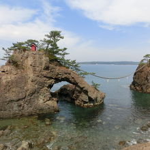 左が女岩で右が男岩です