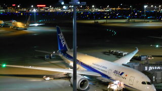 飛行機を眺めつつ夜明かし
