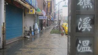 昭和の風情を愛する男性にお勧め！手前にある公共浴場