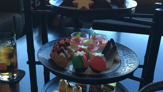 おしゃれなラウンジで優雅なアフタヌーンランチ