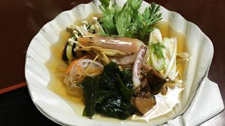 民芸品に囲まれて いしるの貝焼きいただきます