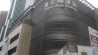 多層構造の巨大なバスステーションになっています