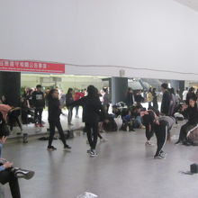 ダンス練習で汗を流す若者達の光景