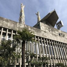 港を見下ろす地にすくっと建つ２本の塔