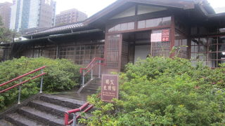 逸仙公園内にひっそりと佇んでいます