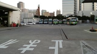 新宿にある都営バスの営業所には、JRバスの高速バス車両が置かれていました