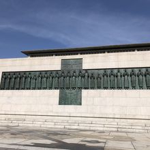 青い空に向かって