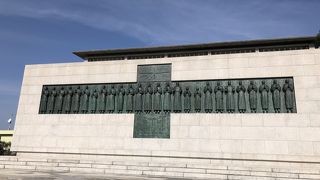 意外に大きなレリーフが建っています