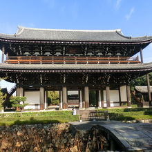 青空にそそり立つ三門です  