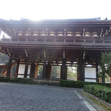 本堂側から見る三門です