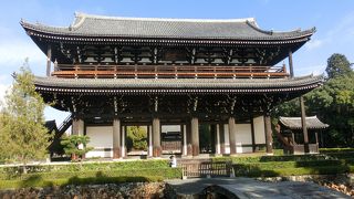 壮大で優美な三門です