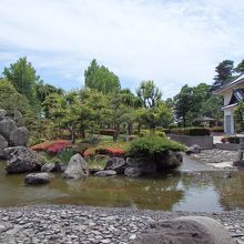 店内から庭園に行けます