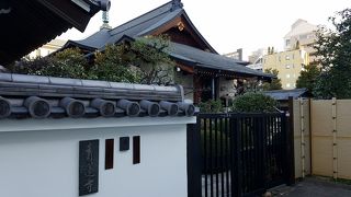 山門は閉まっていることが多い