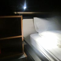 最上段ベッドの脇には棚も設置されていました