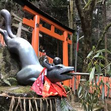 ユニークな狐像