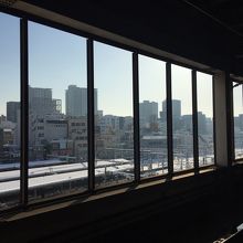 降雪の翌朝の大宮駅