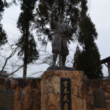 若き剣豪の銅像