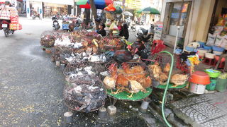 鳩も売っている駅前市場