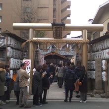 神社の入口。並んでいます。
