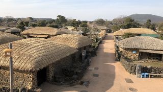 ススキでできた屋根の家