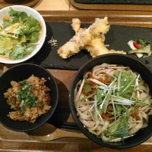 日替りうどんセット(780円)。今日はピリ辛の切り干し大根の