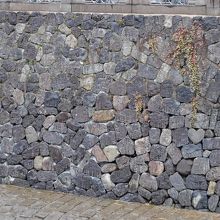 川に降りた所の石垣。ハートの石があります。