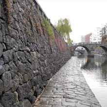 ハートの石を見に行くにはこの細い道を通ります。