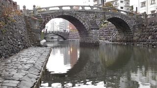 中島川にはいくつもの石橋があり、眼鏡橋は水に映った姿が眼鏡のようです。