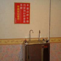 水と熱湯器。部屋のまん前。