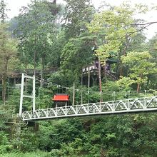 渓谷の景色に馴染んでいます