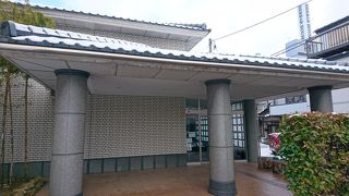 戦闘機の襲撃をうけ墜落した時の左翼部分がある