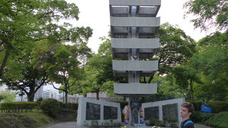 8,000人以上の生徒のうち約6,300人が犠牲となった