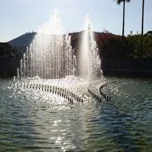 水に囲まれた明るい公園